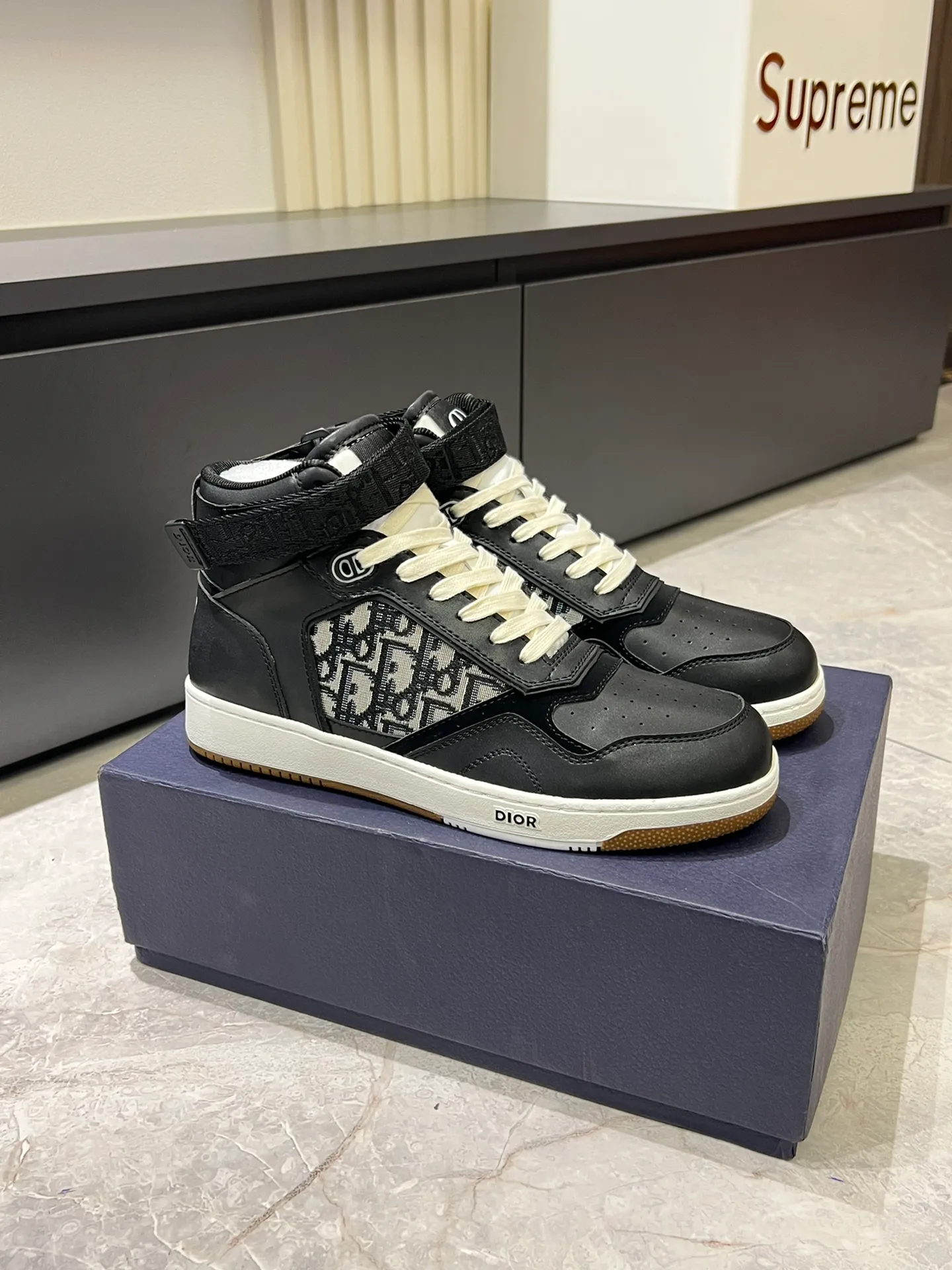 Men's shoes 💰p460 "Dio*" mid-top B27 casual sneakers. This B27 high-top sneaker is a new product in the series and continues Di*r's classic style. Crafted from gray and white smooth calf leather with beige and black Oblique print panels on the sides. The "CD Icon" shaped shoelace eyelets are clever and delicate, and the two-color rubber sole, rear collar and heel are all equipped with the brand's iconic details to enhance the style. Oblique printed straps at the ankle allow for an adjustable fit to complement the overall design. Fashionable and versatile, it can complement any look. Create an exquisite design with unique dynamic vitality and modern atmosphere, presented in low-top and high-top styles. This new must-have shoe adds a new dimension to Dior's archive heritage, embodying modern elegance. Purchase the original version and make it 1:1. If you need top quality, please come to me! Male 38-44!